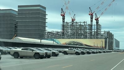 spacex-base-texas-tesla-cybertrucks-parked