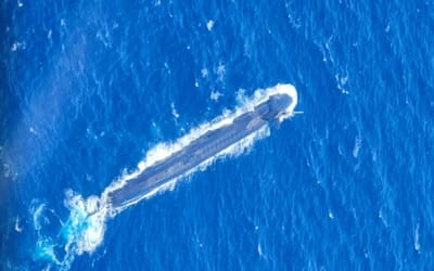 helicopter-pilot-in-hawaii-spots-submarine