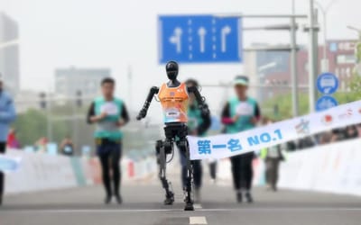 Humanoid robots race humans at a Chinese half marathon in world first