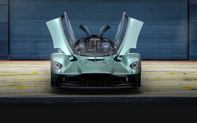 france-girlfriend-asks-if-aston-martin-valkyrie-spider-is-cool