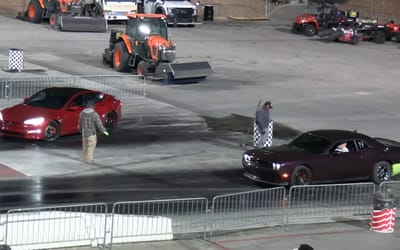 Tesla Model S Plaid vs. dark Dodge Challenger in Las Vegas: a humiliating race defeat - not once, but twice