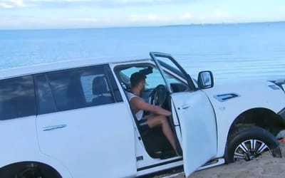tourist-managed-to-get-his-nissan-patrol-hire-car-stuck-on-australian-beach