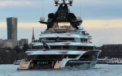 400-foot-long $360 million superyacht owned by sports billionaire draws major attention on River Thames