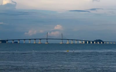 Hong Kong’s huge $19 billion bridge became known as a ‘ghost bridge’