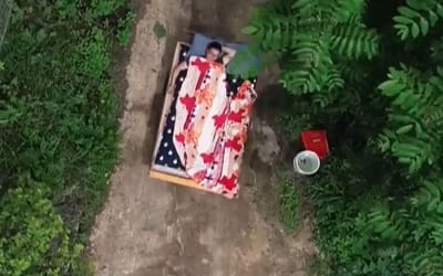 Chinese man invented a bed car to prolong his sleep