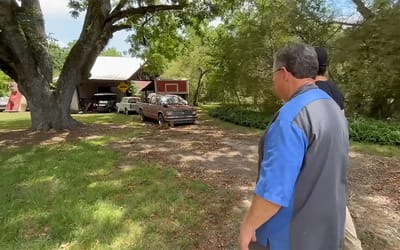 Man travels to Georgia and finds 30 classic cars that have been hiding in a barn