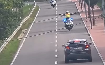 german-motorbike-police-get-cars-to-clear-a-path-with-a-very-unique-method