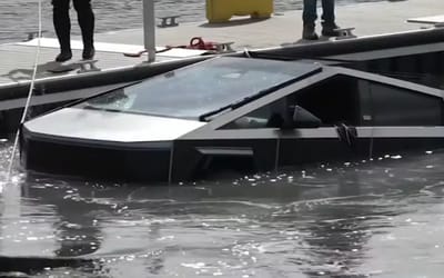 Driver inadvertently tests the Tesla Cybertruck’s amphibian capabilities due to a miscalculated jet ski launch