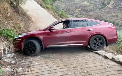 Driver filmed attempting crazy U-turn on the edge of a cliff