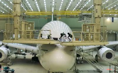 34 workers spent 6,000 hours repainting Emirates Airbus A380