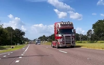 Surprising outcome when 1990s American Cabover semi-truck put in a race against a European one