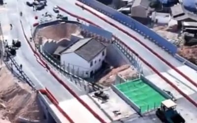 Grandfather turns down $200K to abandon his house so city builds huge highway around it