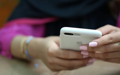 apple-issues-warning-iphone-users-update-devices-new-hacking-tool