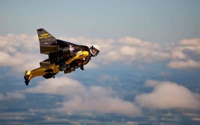 Incredible footage shows the first ever ‘Jetman’ whizzing through the air