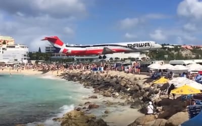 sxm-princess-juliana-international-airport-plane-lands-near-beachgoers