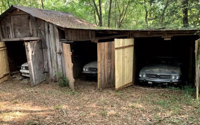 Pretty spectacular barn find has seven vintage Mercedes SL-Class R107s