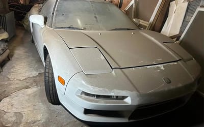 NSX parked in garage for 30 years is still in good condition and ready to roll again