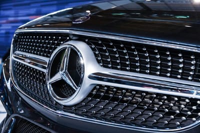 Woman spots a Mercedes-Benz in a parking lot but upon closer inspection realizes all that glitters isn’t gold