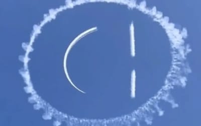 Pilot draws a smiley face in the sky, showing off incredibly rare skywriting skill