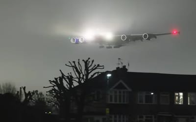 low-flying-boeing-airbus-planes-pass-over-houses