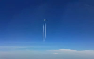 Video of plane passing overhead in opposite direction stuns viewers with how fast they really fly