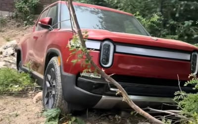 Tow trucks refuse to help Rivian R1T abandoned on Arizona road so woman takes matters into her own hands