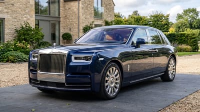 Diners at Chicago restaurant shocked by suspicious Rolls-Royce with no license plates and the truth soon came to light