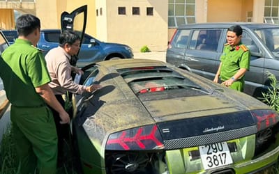 A Lamborghini and a Mercedes AMG smuggled into Vietnam have met their fate