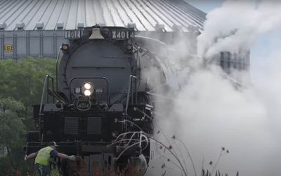 Watch as Union Pacific Big Boy rescues stalled freight train