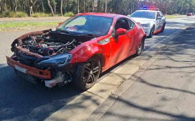 Melbourne cops pull over 'Australia's most unroadworthy car' after noticing it had no bonnet