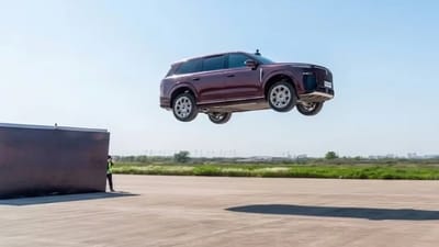voyah-taishan-x8-chinese-phev-ramp-jump