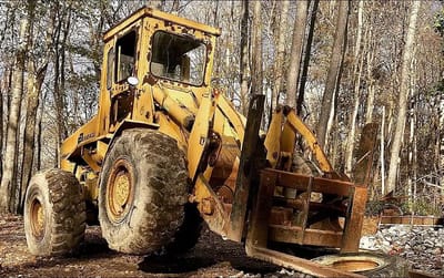 Man can’t believe the size of wheel loader left for 20 years, attempts to revive the sleeping giant