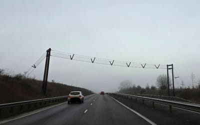 drivers-learning-what-weird-wires-over-motorway-are-for