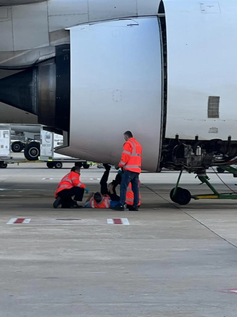 This plane maintenance photo might freak you out but there's a very normal explanation for it