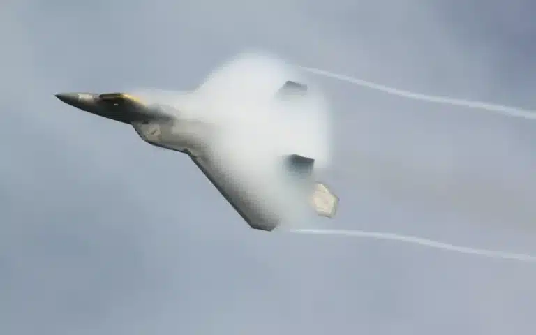 This F-22 Raptor managed to activate a "cloaking device" thanks to an incredible natural phenomenon