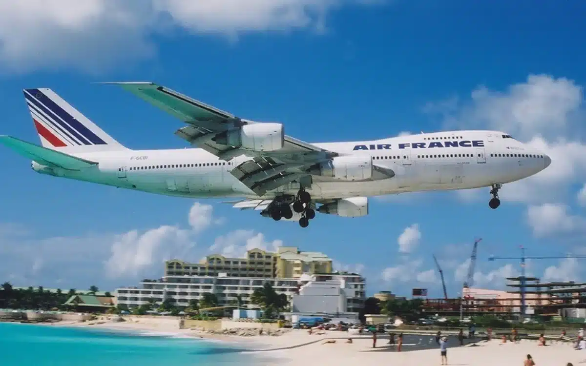 Boeing 747 skims just meters above car in jaw-dropping landing at one of the world’s riskiest airports