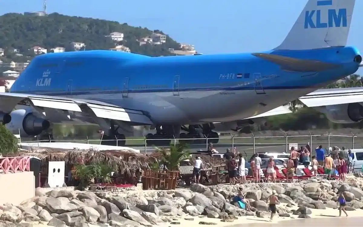 Boeing 747 blowing away tourists on beach leaves people shocked