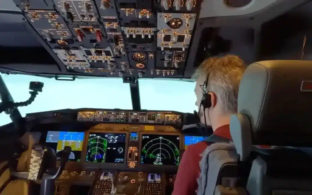 Tom Scott tried landing a Boeing 737 simulator - both with and without an autopilot system.