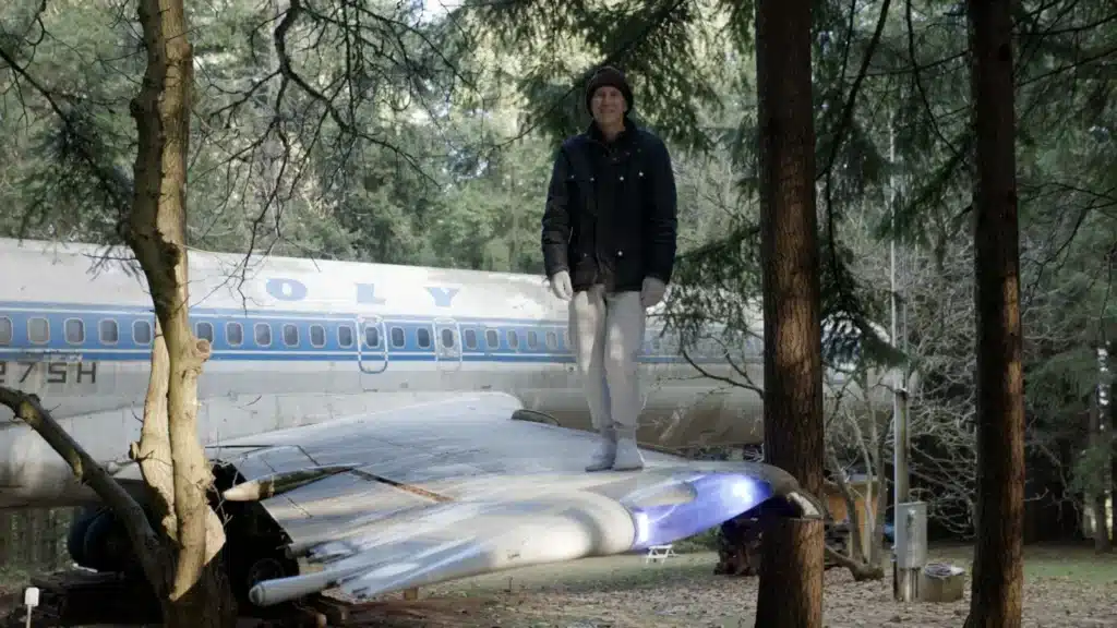 Oregon man bought an entire Boeing 737 from a salvage yard just to live in it