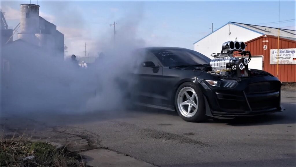 2000 hp Ford Mustang, burnout
