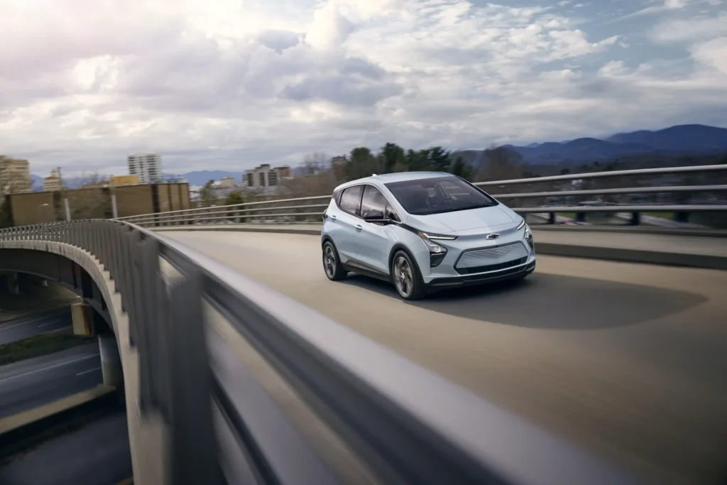 Expert reacts to genius Chevy Bolt driver attaching belt to rear wheel and generator to charge its battery while driving