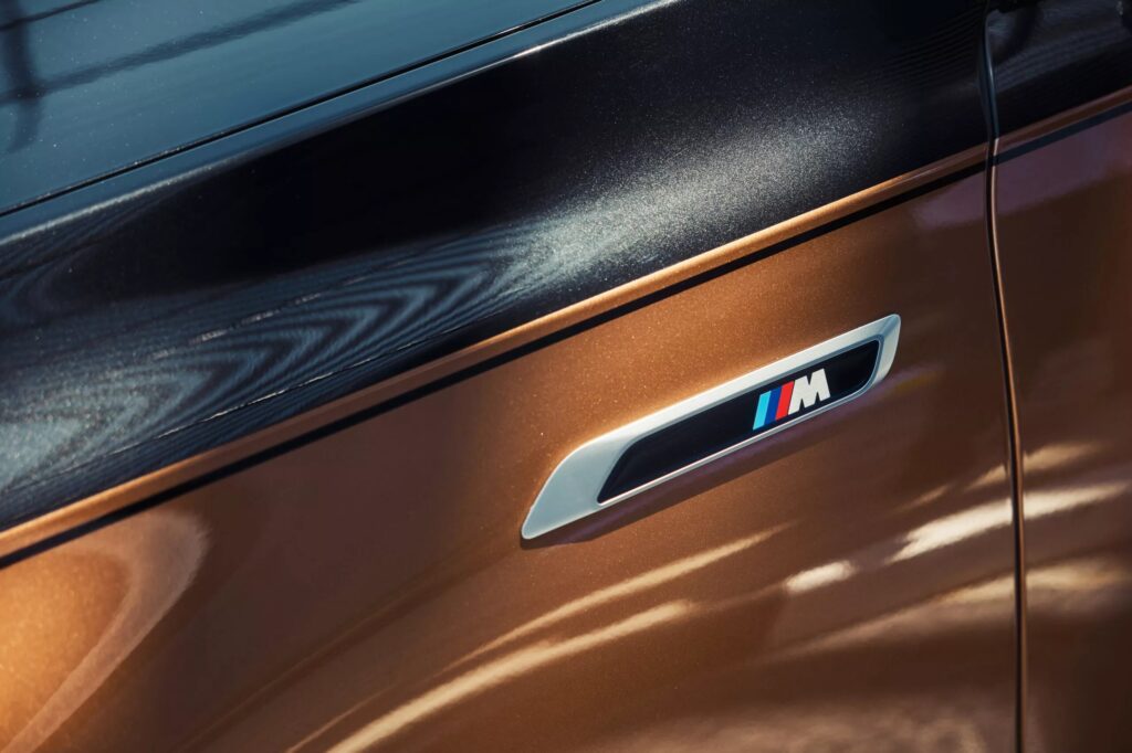 2024 BMW i7 M70, two-tone paint
