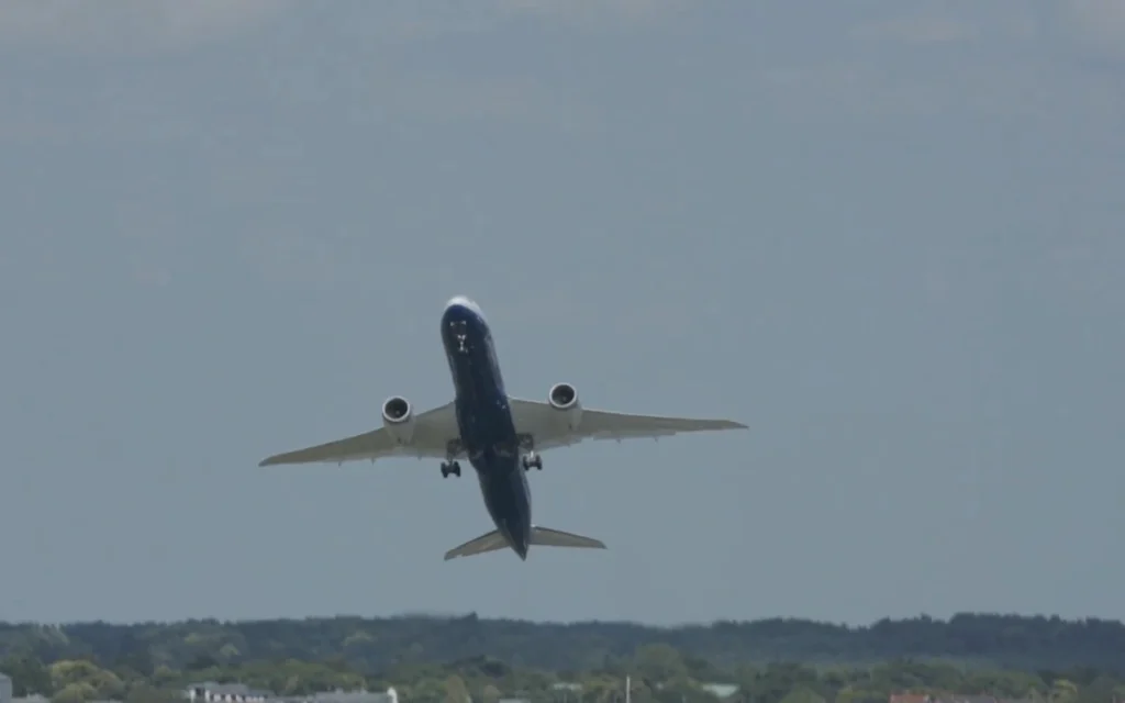 A certain Boeing 787-9 Dreamliner looked more like a fighter jet than a commercial airliner as it carved through the sky in a jaw-dropping display.