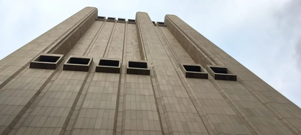 This is what's inside the mysterious 29-storey windowless building that looms over the New York skyline leaving people baffled