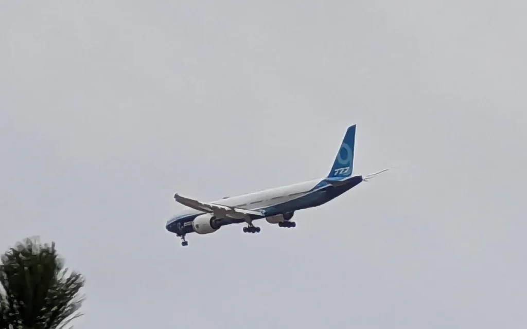 Boeing 777X performs vertical takeoff at the 2025 Dubai Airshow and it’s enough to make you drool