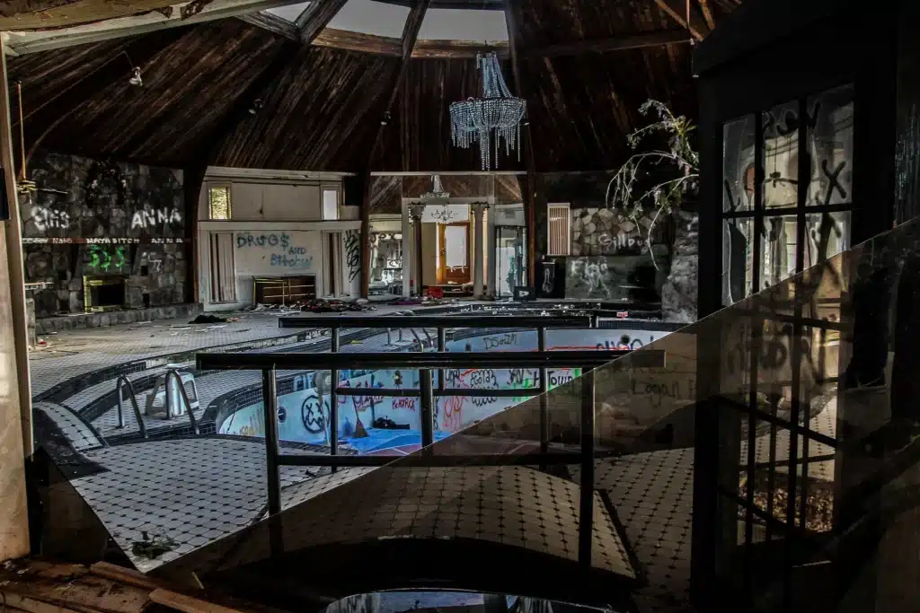 70s-Party-Mansion-abandoned-for-32-years