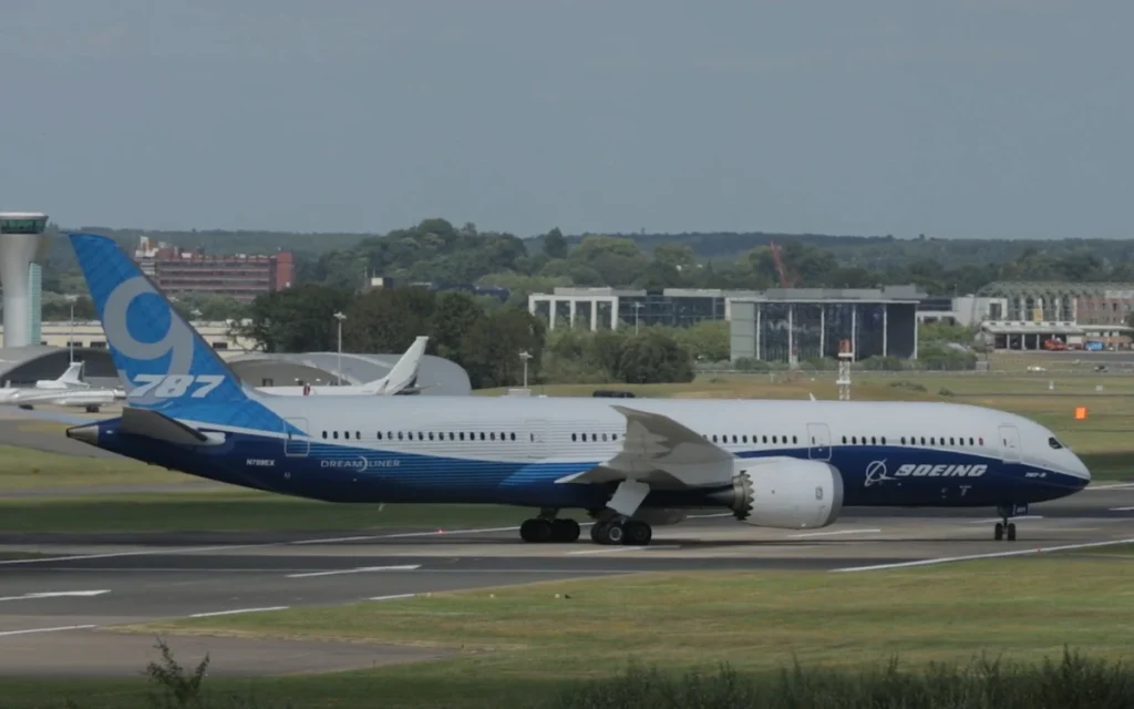 A certain Boeing 787-9 Dreamliner looked more like a fighter jet than a commercial airliner as it carved through the sky in a jaw-dropping display.