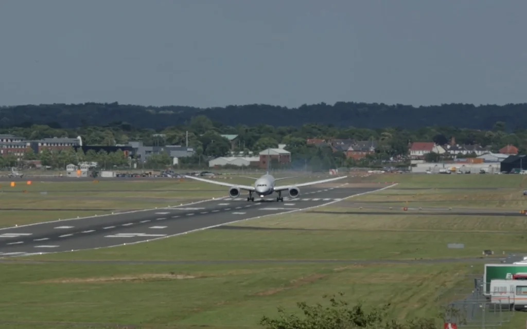 A certain Boeing 787-9 Dreamliner looked more like a fighter jet than a commercial airliner as it carved through the sky in a jaw-dropping display.