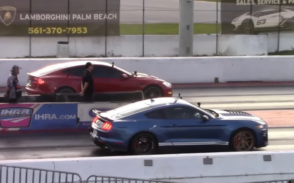 A Ford Mustang Shelby GT500 took on a Tesla Model S Plaid four times in a drag race and the result was telling (1)