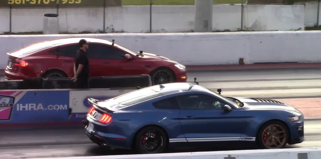 A Ford Mustang Shelby GT500 took on a Tesla Model S Plaid four times in a drag race and the result was telling (1)